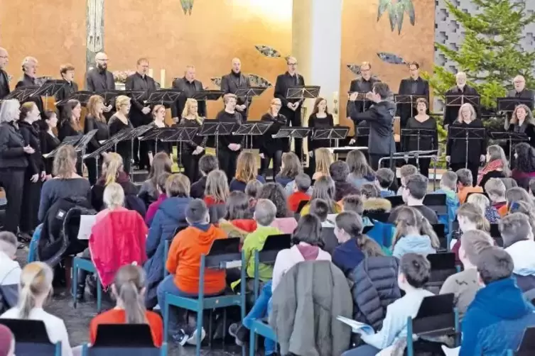 Rund 620 Schüler des Max-Planck-Gymnasiums füllen die Friesenheimer Friedenskirche zusammen mit den Profis des SWR-Vokalensemble