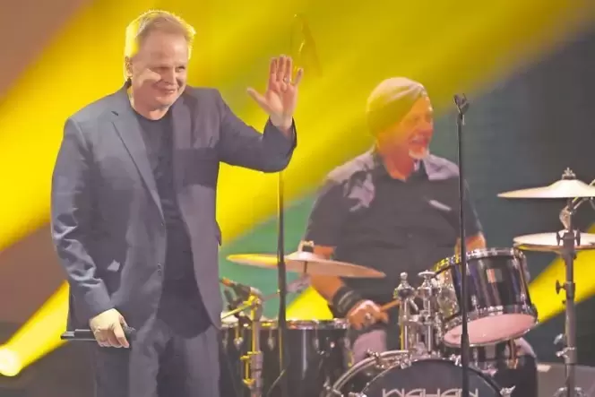 Wenn Herbert Grönemeyer singt, sitzt Armin Rühle am Schlagzeug: Seit über 30 Jahren stehen die Männer gemeinsam auf der Bühne. Wenn Herbert Grönemeyer singt, sitzt Armin Rühle am Schlagzeug: Seit über 30 Jahren stehen die Männer gemeinsam auf der Bühne.