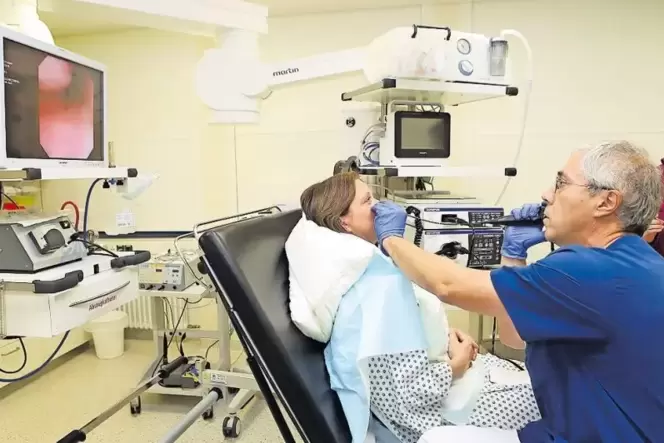 Ralph Lang, Oberarzt im Krankenhaus Landau nutzt ein neues Endoskopie-Gerät, um eine Patientin zu untersuchen.
