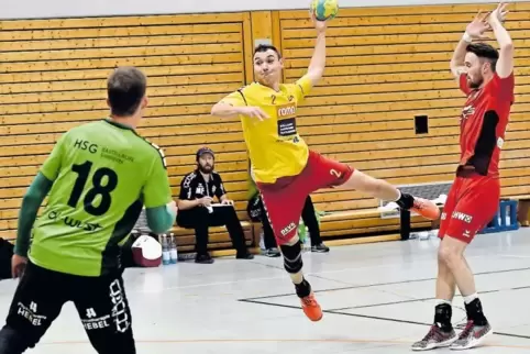 Bislang hat die HSG, hier Matthias Kassel (gelbes Trikot) in der Partie gegen Kastellaun/Simmern, alle sechs Heimspiele gewonnen