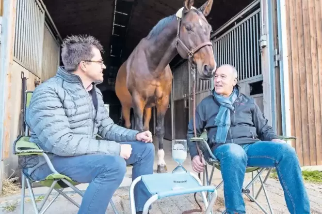 Klinik-Geschäftsführer Peter Förster (rechts) spricht mit Redakteur Andreas Ganter und Charlie über das Krankenhauswesen und sei