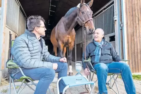 Klinik-Geschäftsführer Peter Förster (rechts) spricht mit Redakteur Andreas Ganter und Charlie über das Krankenhauswesen und sei