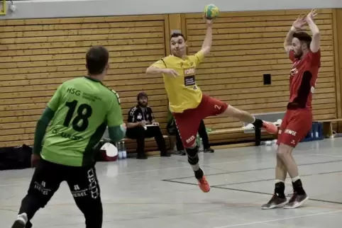 Bislang hat die HSG, hier Matthias Kassel (gelbes Trikot) in der Partie gegen Kastellaun/Simmern, alle sechs Heimspiele gewonnen