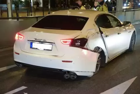 Den 274 PS starken Maserati fuhr ein 18-Jähriger in Mannheim. Er verlor die Kontrolle und kollidierte mit einem Bmw.  Foto: Prie