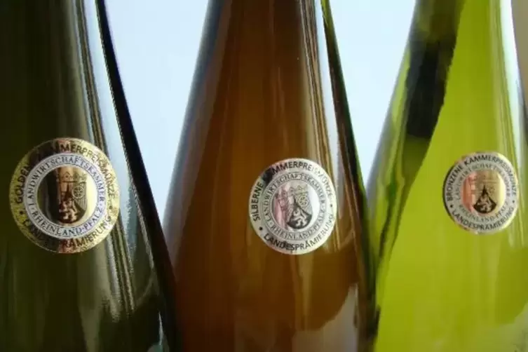Mit Kammerpreismünzen, die bei der Landesweinprämierung 2017/18 vergeben wurden, können 6077 Pfälzer Weine und Sekte glänzen. Fo