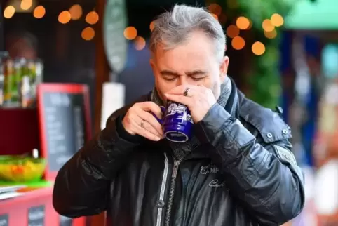 Kontrolleure des Landesuntersuchungsamtes in Rheinland-Pfalz prüfen, ob Glühwein nicht nach Metall schmeckt.  Foto: dpa