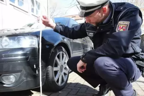 Spurensuche nach einer Unfallflucht durch die Polizei. Wer weiterfährt, nachdem er einen Schaden verursacht hat, muss mit empfin