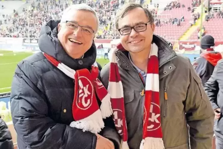 Der Speyerer Bischof Karl-Heinz Wiesemann (links, mit FCK-Geschäftsführer Michael Klatt) ist seit gestern Mitglied des Klubs. Se