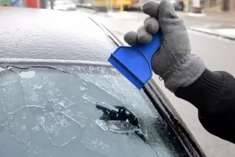 Der Wetterdienst rechnet mit nächtlicher Glätte auf den Straßen. Parkt das Auto draußen, ist morgendliches Eis-Kratzen wahrschei