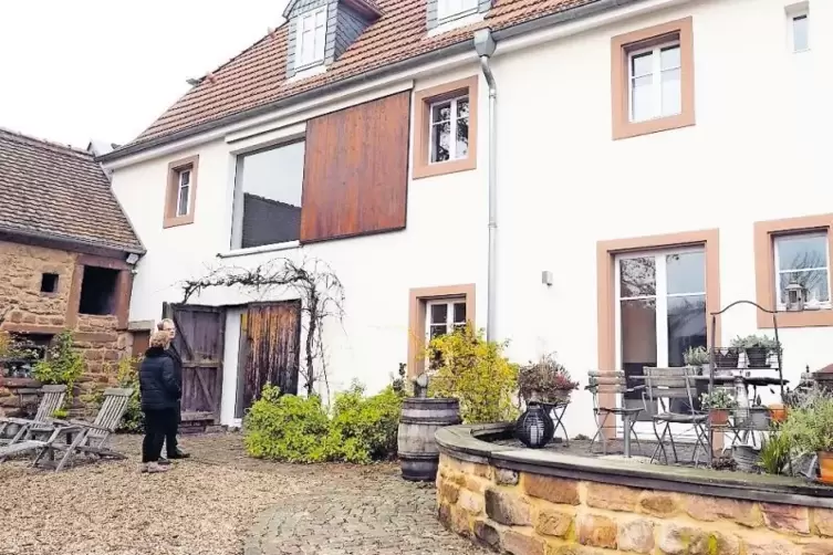 Innenhof mit Mauern aus wiederverwendeten Bruchsteinen.
