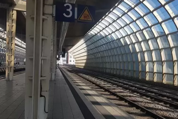 Gähnende Leere könnte auf den Gleisen des Haltepunkts Ludwigshafen Mitte herrschen, falls streikende Fahrdienstleiter den Betrie