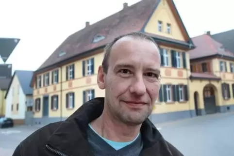 Buchautor Helge Geißler vor der ehemaligen Tintenfabrik in Waldsee.  Foto: Lenz
