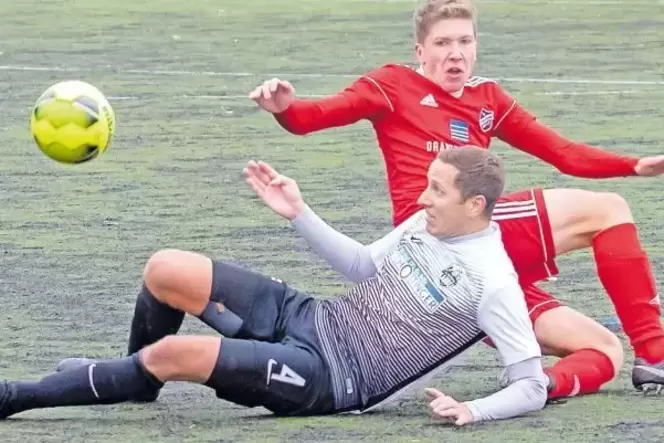 Auch wenn es gegen den TuS Altleiningen (rot) eine 4 zu 1 Niederlage gab, in der Landesliga hat sich der FC Bienwald Kandel im M Auch wenn es gegen den TuS Altleiningen (rot) eine 4 zu 1 Niederlage gab, in der Landesliga hat sich der FC Bienwald Kandel im M
