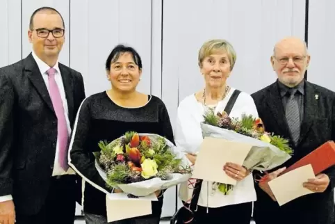 Erhielten von Bürgermeister Peter Degenhardt (links) die Sozialpreise der VG Landstuhl: Renate Stöber, Gisela Meckbach und Werne