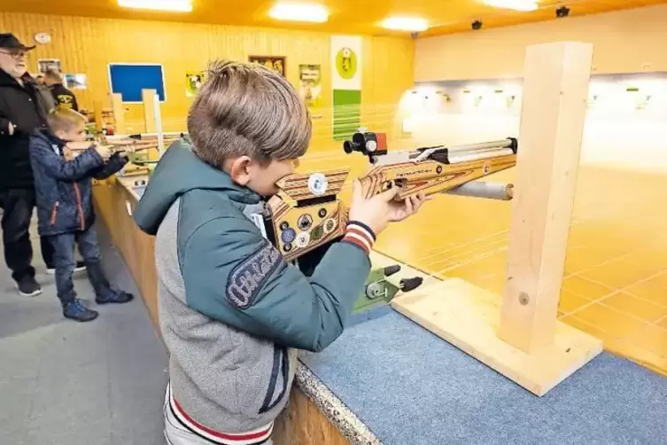 Kimme, Korn und Treffer: Der neunjährige Ansgar ist konzentriert bei der Sache im Schützenhaus Weltersbach.