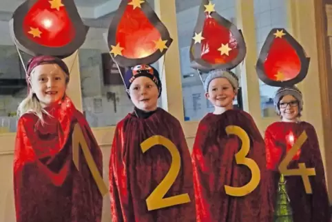 Leuchtende Kerzen und strahlende Kinder: Dabei geht es in dem Theaterstück der Steinbacher Kita um einen Streit der Adventskerze