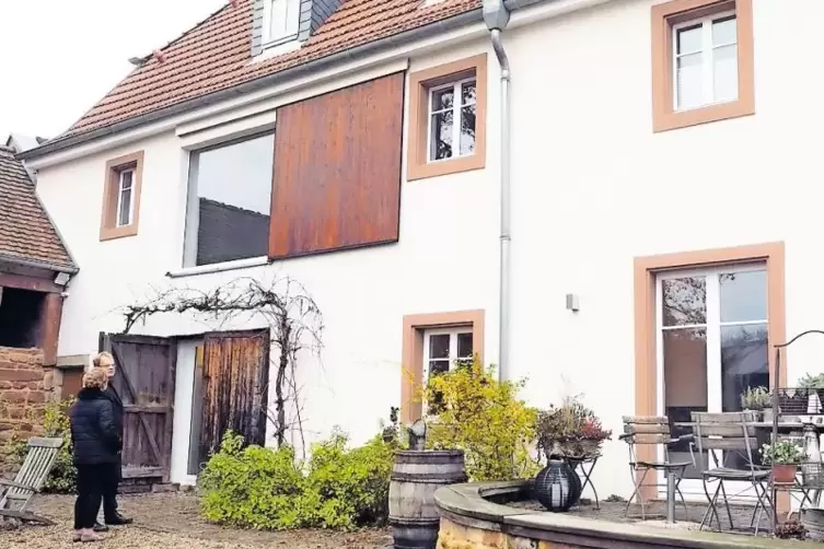 Bei der Errichtung der Mauern im Innenhof sind Bruchsteine eines abgerissenen Schuppens wiederverwendet worden.