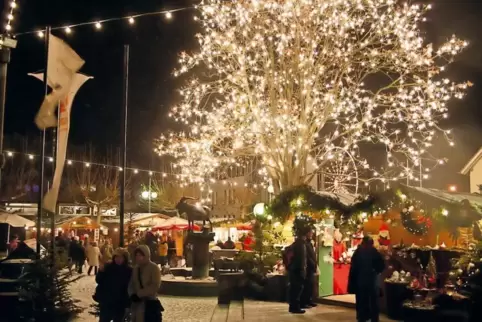 Beim Schlendern über den Deidesheimer Advent entdecken die Besucher viele schöne Dinge. Mit einem Kauf tun sie dabei auch Gutes.