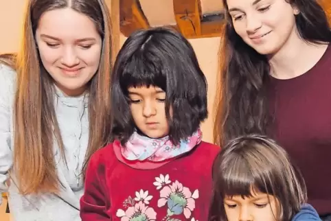 Mira und Lina aus Edenkoben (vorne, von links) backen mit Leticia Wünstel (links) und Marie Mohr im ehemaligen Dorfladen Plätzch