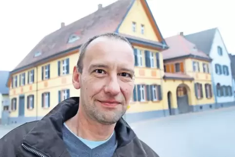 Vor der ehemaligen Tintenfabrik in Waldsee: Buchautor Helge Geißler.