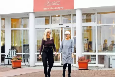 Susanne Arnold (rechts) übergibt die Leitung der Pro-Seniore-Residenz an Gabriele Rapp-Lauer, die bereits seit 2011 als Assisten