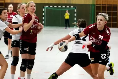 Durchgesetzt: Bea Demski (am Ball) und Daniela Rössler. Foto: Lenz