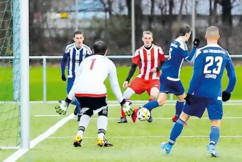 Der Althornbacher Sebastian Legrum (am Ball) ist in Flankenposition vor dem SVN-Tor, Schlussmann Robin Koch ist auf dem Posten.
