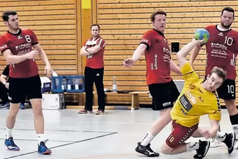 Die Offenbacher (von links) Peter Steuer, Lukas Klein und Fabian Graap mit Maximilian Schreiber, der im Kreis steht.