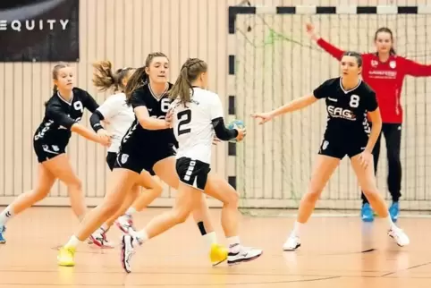 Die OBK-Mädchen (von links, in Schwarz) Maja Blumenschein, Mona Reichling und Adina Wörner verteidigen im Halbfinale gegen die H