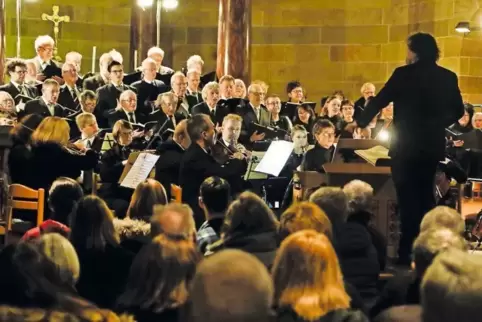 Chor, Orchester und Solisten boten unter Stefan Wassers Leitung eine begeisternde Aufführung.