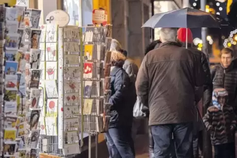 Viele haben sich beim abendlichen Einkauf mit Weihnachtsgeschenken eingedeckt.
