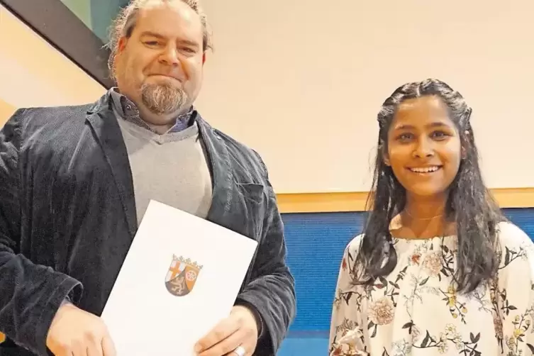 Jurorin und Preisträger: Schülerin Aathavi Sivakadadcham mit dem Autoren Christian Linker.