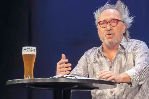 Ein Mann, ein Skript, ein Weizenbier: Urban Priol in der Festhalle.