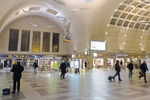 Reisende hat der Streik am Karlsruher Bahnhof ebenso erwischt, wie Stadtbahnnutzer aus der Pfalz.