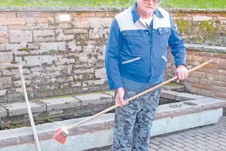 18 Jahre lang hat sich Klaus Litzel um die öffentlichen Plätze in Kröppen wie den Dorfbrunnen gekümmert. Im März hat der Gemeind