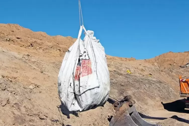 14 dieser großen Säcke mit gefährlichem Abfall wurden im vergangenen August gefunden.