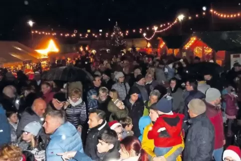 Am Samstagabend, als der Nikolaus den Weihnachtsmarkt besuchte, hatte sich der Johann-Naab-Platz sehr gut gefüllt.