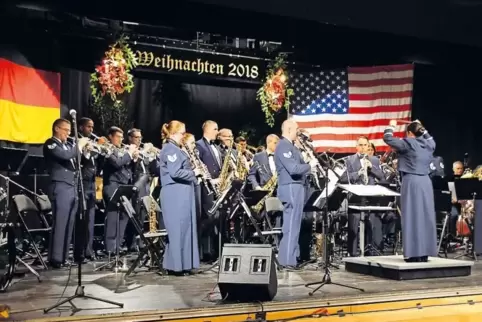 Die Band der US-Luftwaffe in Europa ist bereits im 46. Jahr an dem gemeinsamen vorweihnachtlichen Konzert mit deutschen Chören b