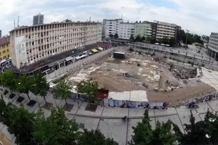 So sah die Baustelle am Berliner Platz im Mai aus. Viel verändert hat sich seitdem nicht. Dort soll das Hochhaus „Metropol“ ents