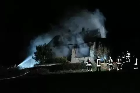 Zwei Bewohner konnten sich aus dem Haus retten. Foto: Polizei 