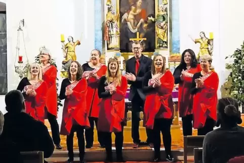 Ein tolles Bild: die Joyful Voices vor dem Altar der Schlosskirche.
