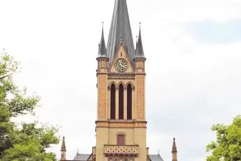 In der Otterstadter Kirche ist Maria in einem Altar, mit einer Ikone, einer Pieta-Figur und auf einer Rosette gegenwärtig.