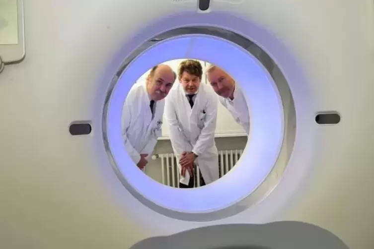 Die Ärzte Günter Layer, Anselm Gitt und Bernd Cornelius erläutern die Funktionsweise des neuen CT.  Foto: KUNZ