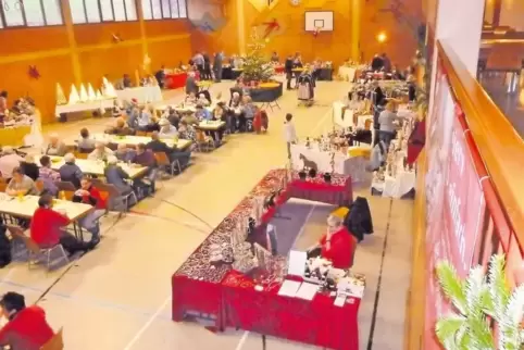In der Halle war der Weihnachtsmarkt vor der Witterung geschützt.