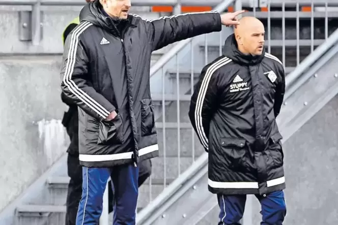 Zuletzt schon gegen Mainz 05 II, als Peter Tretter erkrankt pausierte, ein Trainerduo: Patrick Fischer (rechts) und Jens Schaufl Zuletzt schon gegen Mainz 05 II, als Peter Tretter erkrankt pausierte, ein Trainerduo: Patrick Fischer (rechts) und Jens Schaufl