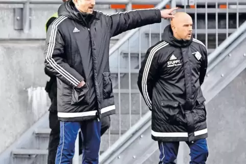 Zuletzt schon gegen Mainz 05 II, als Peter Tretter erkrankt pausierte, ein Trainerduo: Patrick Fischer (rechts) und Jens Schaufl