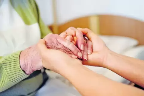 Die „Gemeindeschwester plus“ soll Senioren in vielerlei Hinsicht eine helfende Hand reichen.