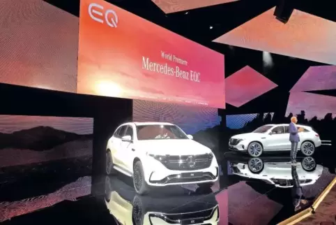Der erste vollelektrische Mercedes-Benz heißt EQC – hier bei einer Präsentation mit Daimler-Chef Dieter Zetsche im Spätsommer in