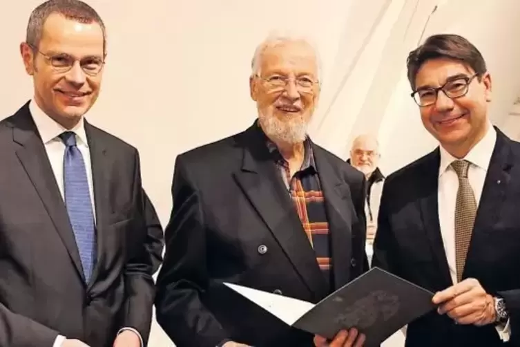 Hubert Lehmann nimmt den Preis von Oberbürgermeister Thomas Hirsch (rechts) und Bürgermeister Maximilian Ingenthron (links) entg