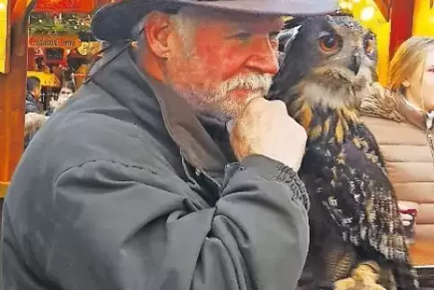 Immer auf dem Arm: Achim Häfner mit einer Schleiereule.